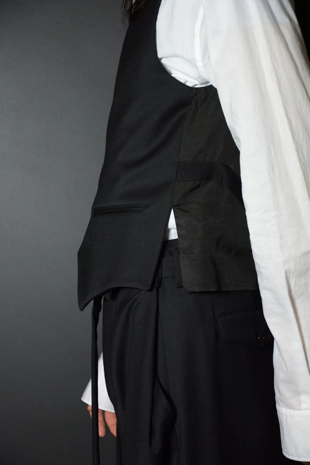 OVE ASYMMETRIC CLOUSURE WAISTCOAT