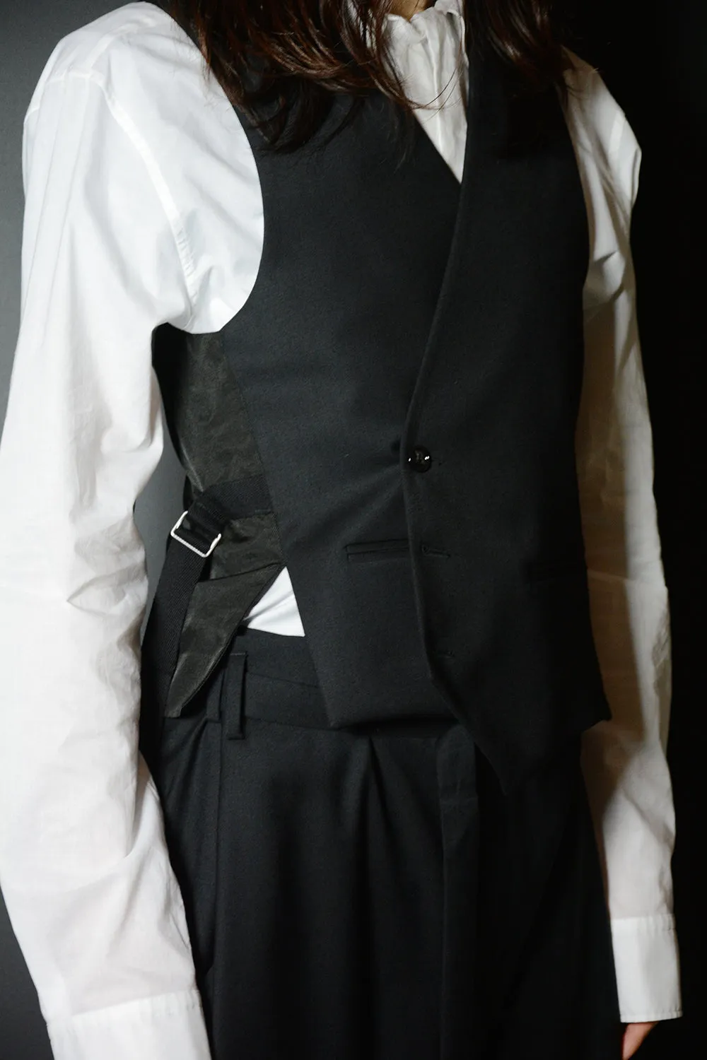 OVE ASYMMETRIC CLOUSURE WAISTCOAT